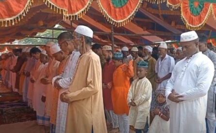 সৌদি আরবের সাথে মিল রেখে দেশের বিভিন্ন স্থানে ঈদুল আজহার নামাজ