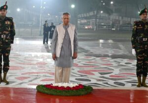 একুশের প্রথম প্রহরে ভাষা শহীদদের প্রতি রাষ্ট্রপতি ও প্রধান উপদেষ্টার শ্রদ্ধা নিবেদন